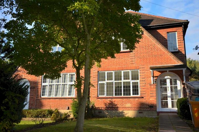 4 Bedroom House To Rent In Singleton Scarp, Woodside Park, N12