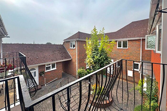 2 Bedroom Flat For Sale In Cherry Tree Close, Farnham, Surrey, GU9
