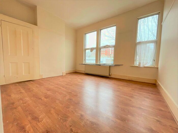 2 Bedroom Flat To Rent In Seaforth Road, Westcliff, SS0