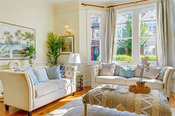 5 Bedroom End Of Terrace House For Sale In Wakehurst Road, SW11