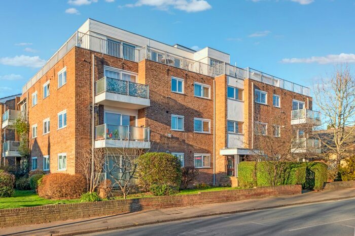 3 Bedroom Flat To Rent In Mayfair Court, Worple Road, SW19