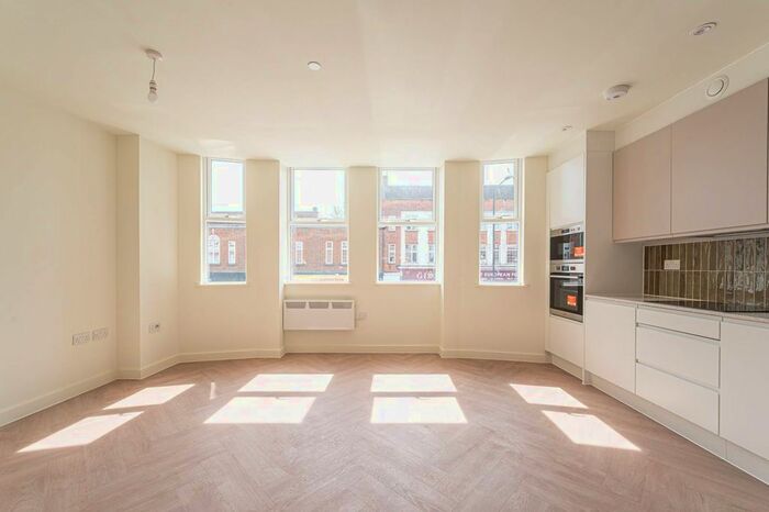 2 Bedroom Flat To Rent In Ballards Lane, Church End, London, N3