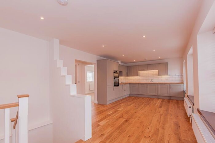 3 Bedroom Apartment To Rent In Burford, OX18