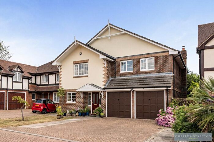 5 Bedroom Detached House For Sale In Brunel Close, Romford, RM1