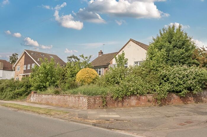 Bungalow For Sale In Park Road, Barnet, EN4