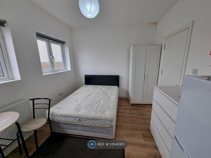 Studio To Rent In Barking Road, London, E13
