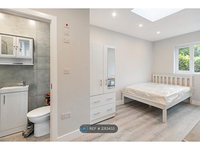 Studio To Rent In Hunters Grove, Hayes, UB3