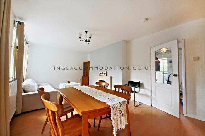 2 Bedroom Flat To Rent In Camberwell Grove, London, SE5