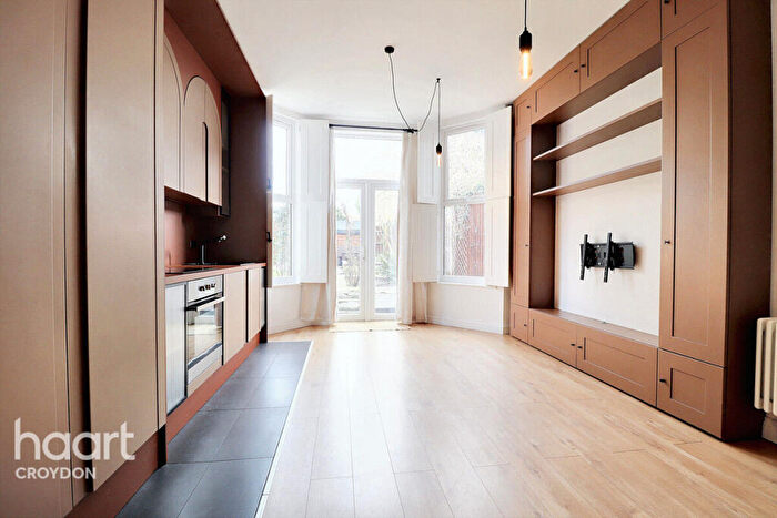 2 Bedroom Flat To Rent In Park Lane, Croydon, CR0