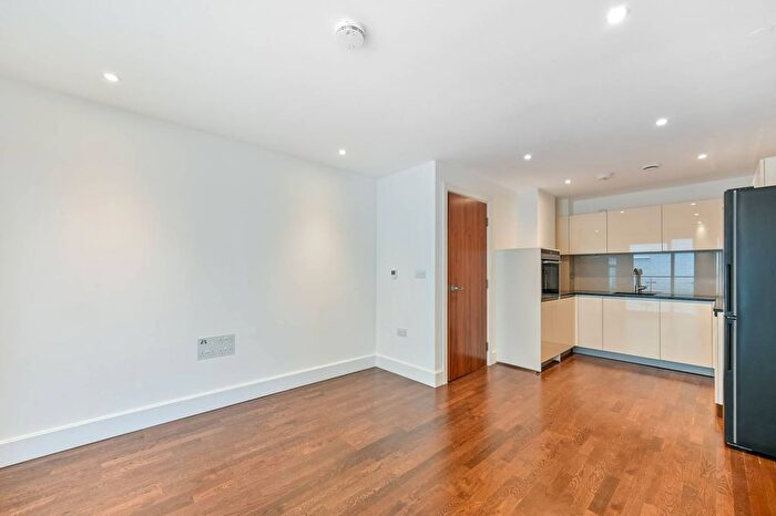 1 Bedroom Flat For Sale In Henry Macaulay Avenue, Kingston, Kingston Upon Thames, KT2
