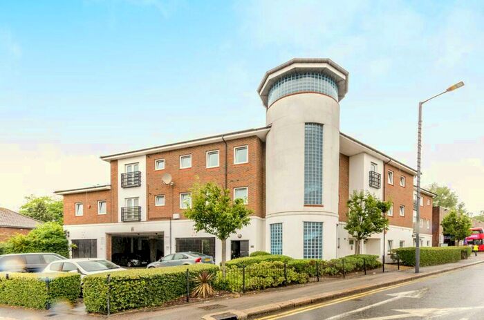 2 Bedroom Flat To Rent In High Road, Harrow Weald, Harrow, HA3