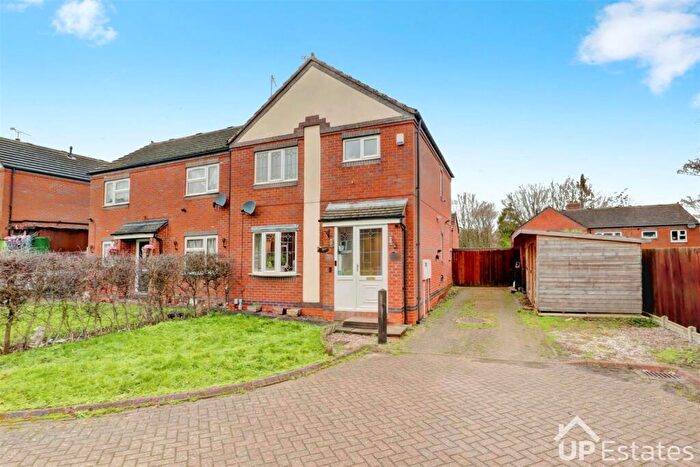 3 Bedroom Semi Detached House For Sale In Glovers Close, Atherstone, CV9