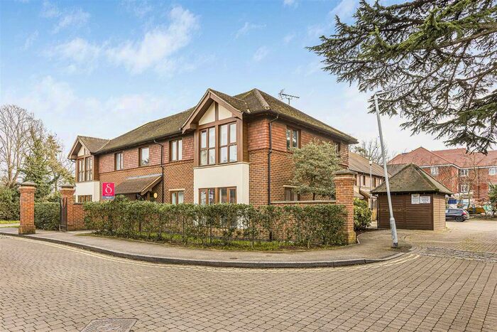 2 Bedroom Flat For Sale In Ashbourne Gardens, Hertford, SG13