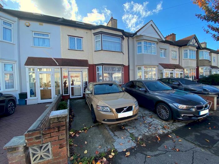 4 Bedroom House To Rent In Glenham Drive, Gants Hill, IG2
