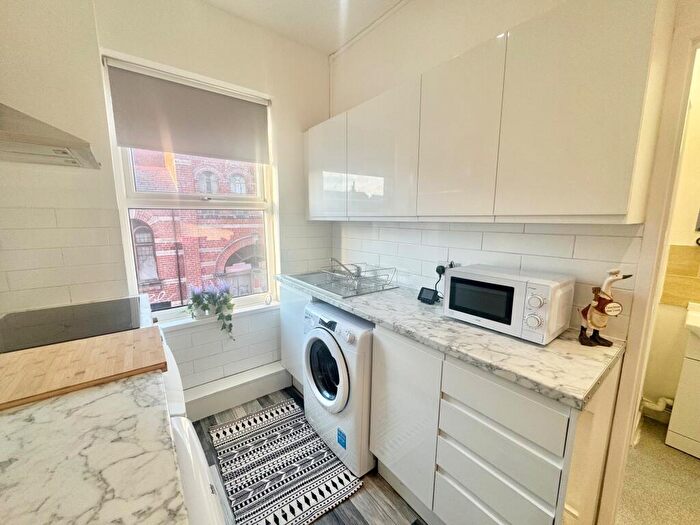 2 Bedroom Apartment To Rent In Alderson Road, L15