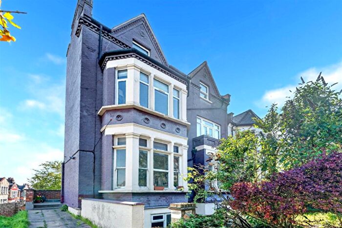 Flat For Sale In Wightman Road, London, N4