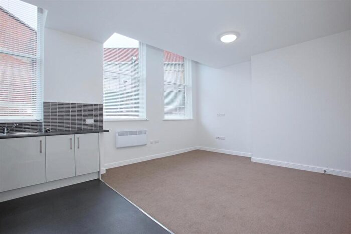 2 Bedroom Apartment To Rent In Apt Bank Street, City Centre, S1