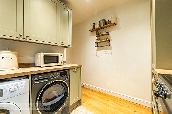 2 Bedroom Flat For Sale In Factory Lane, Milnsbridge, Huddersfield, West Yorkshire, HD3
