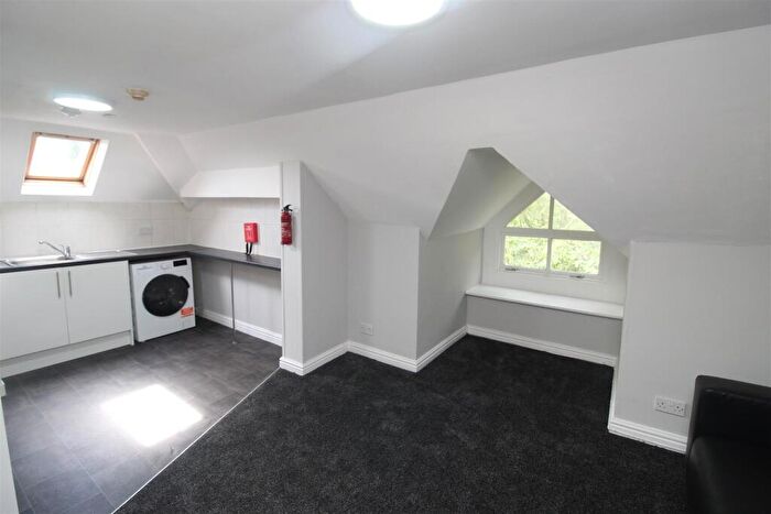 2 Bedroom Flat To Rent In Colchester Avenue, Penylan, Cardiff, CF23