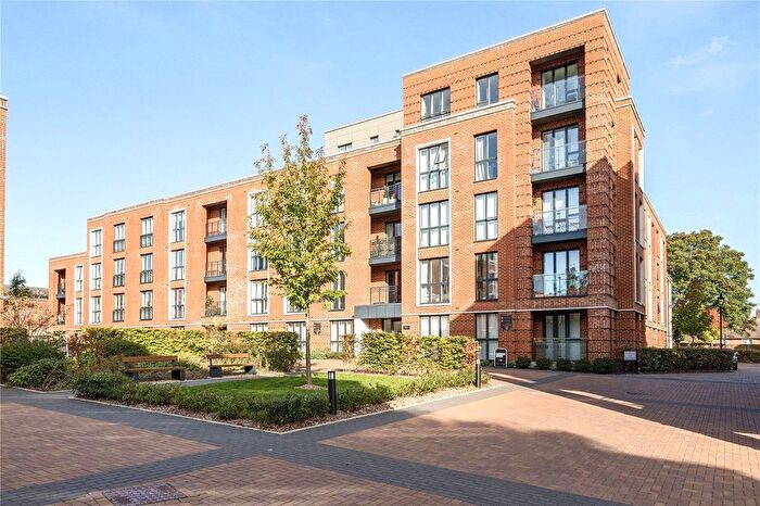 2 Bedroom Flat For Sale In Fellowes Rise, Winchester, Hampshire, SO22