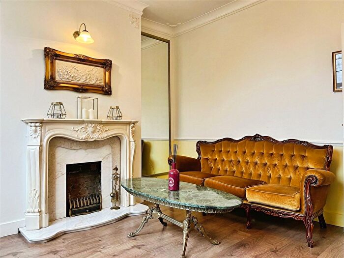 2 Bedroom Flat To Rent In Albany Terrace, Chatham, Kent, ME4