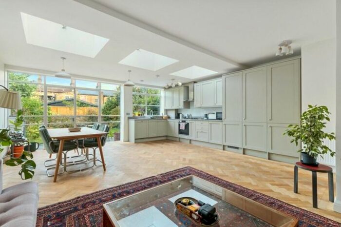 3 Bedroom Flat To Rent In Sterne Street, London, W12