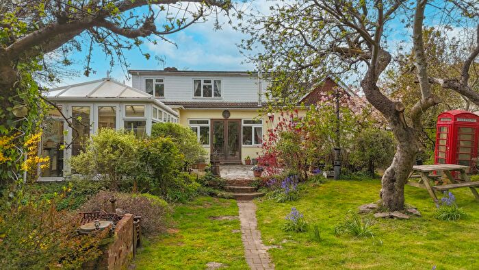 4 Bedroom Chalet For Sale In Meadow Close, Sopley, Christchurch, BH23