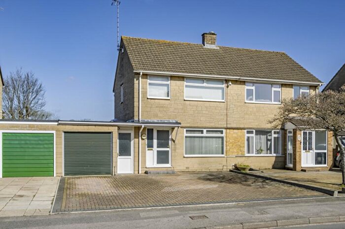 3 Bedroom Semi Detached House For Sale In Thames Avenue, Swindon, SN25