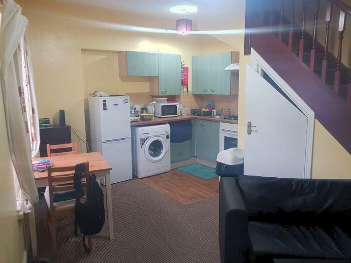 1 Bedroom Flat To Rent In Hyde Park Road, Hyde Park, Leeds, LS6