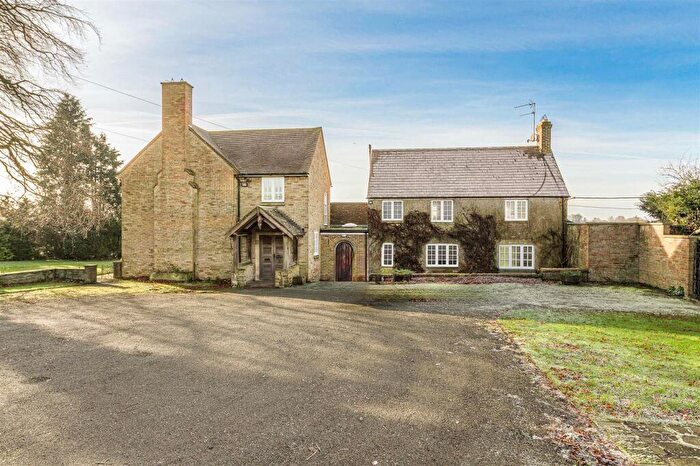 6 Bedroom House To Rent In Syresham, NN13