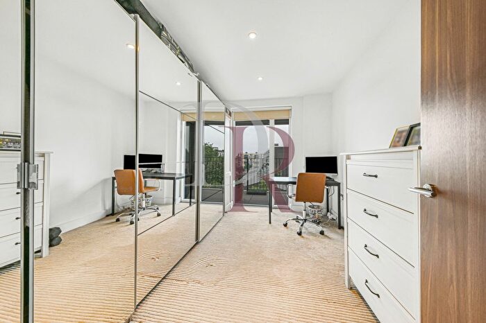 2 Bedroom Flat For Sale In Grand Canal Apartments, De Beauvoir Crescent, London, N1
