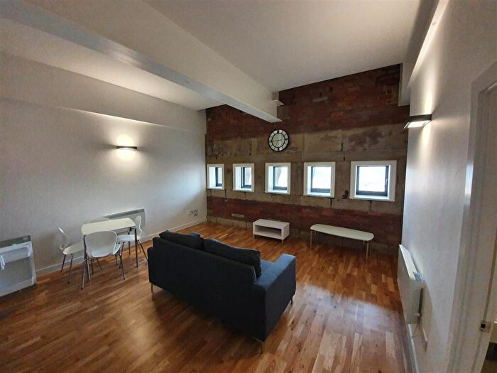 2 Bedroom Flat To Rent In Velvet Mills, Bradford, BD9