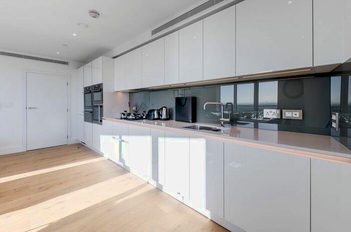 2 Bedroom Flat To Rent In Lombard Wharf, Battersea, London, SW11