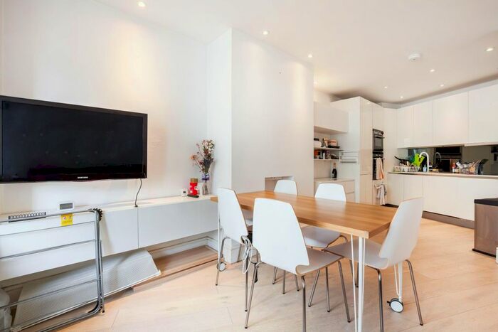 3 Bedroom Flat To Rent In Newman Street, W1T