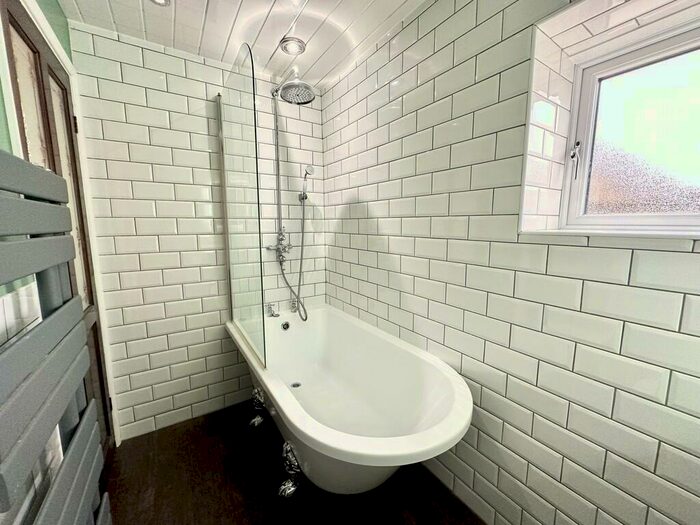 2 Bedroom Cottage To Rent In Womersley Place, Stanningley, LS28