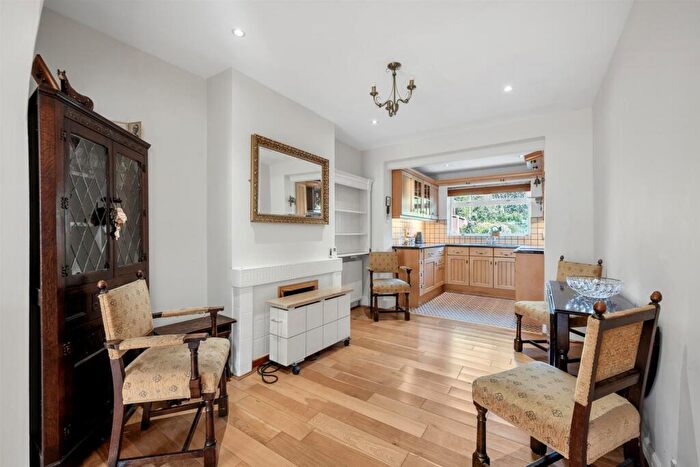 3 Bedroom End Of Terrace House For Sale In Castlewood Drive, London, SE9