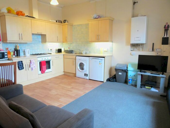 4 Bedroom Flat To Rent In Wimborne Road, Bournemouth BH9