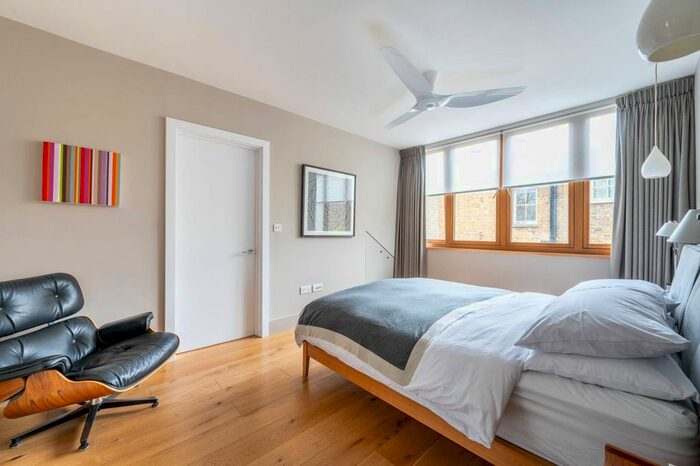 3 Bedroom Property To Rent In Boyne Terrace Mews, Holland Park, London, W11