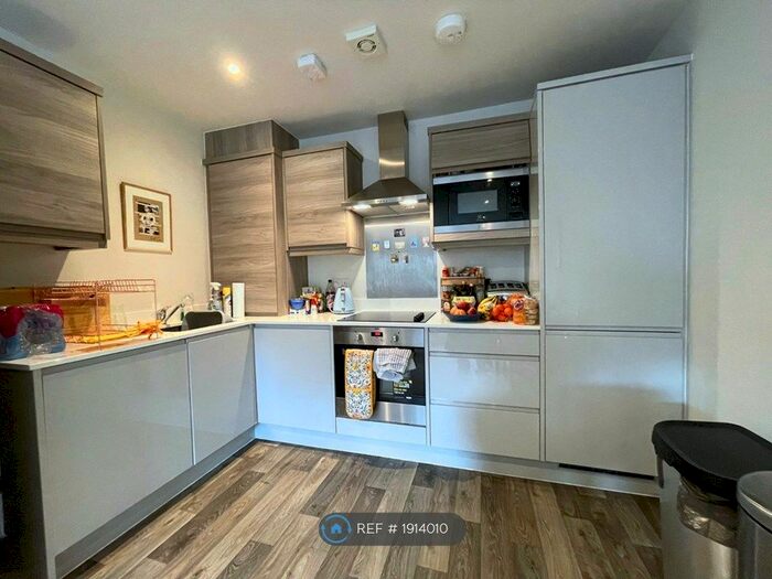 1 Bedroom Flat To Rent In Woodland Court, St Albans, AL3