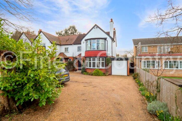 3 Bedroom Semi-Detached House To Rent In Reigate Road/epsom, KT17