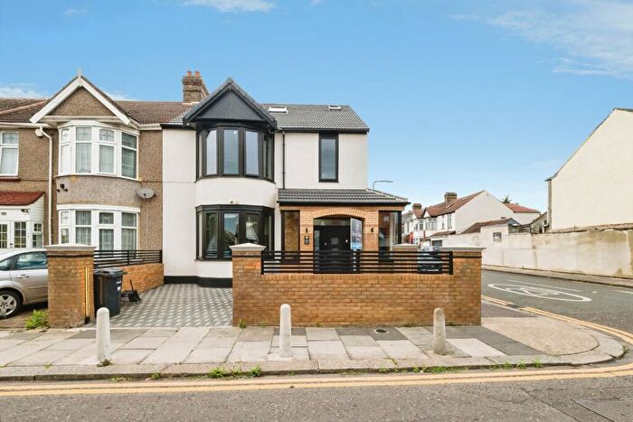 5 Bedroom End Of Terrace House For Sale In Breamore Road, Ilford, IG3