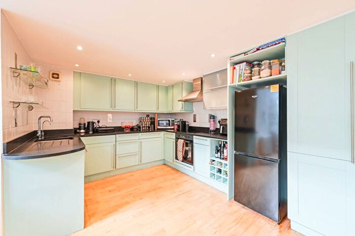 2 Bedroom Flat For Sale In Hanover Place, Mile End, London, E3