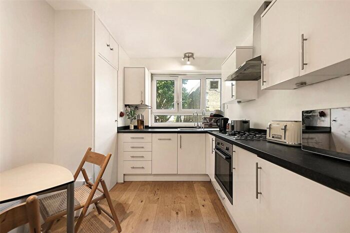 2 Bedroom Apartment To Rent In Buxton Street, Shoreditch, London, E1