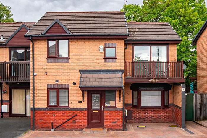 3 Bedroom Semi-Detached House For Sale In Kingswood Road, Leyland, PR25