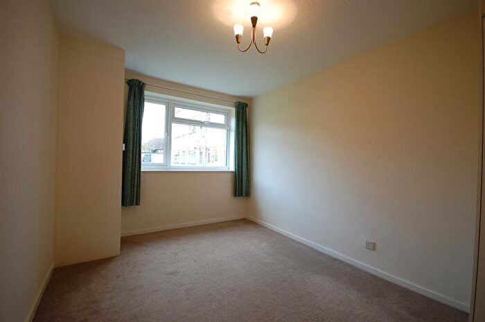 2 Bedroom House To Rent In Lonsdale Close, Pinner, HA5