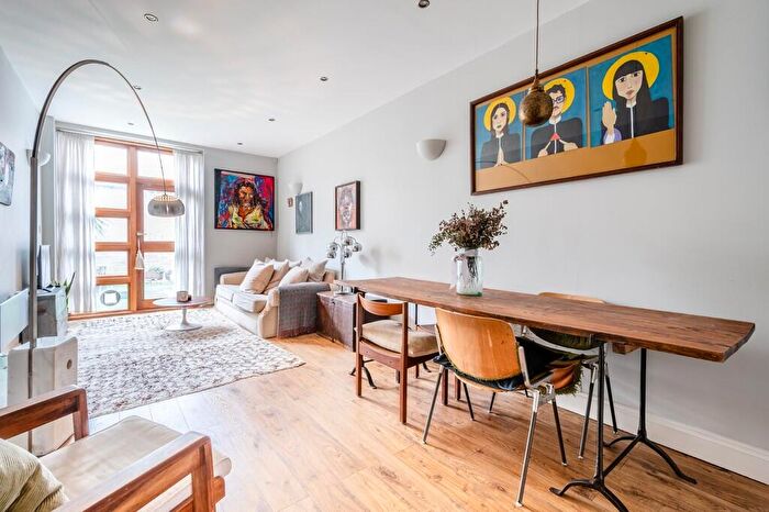 2 Bedroom Flat For Sale In Ellingfort Road, E8