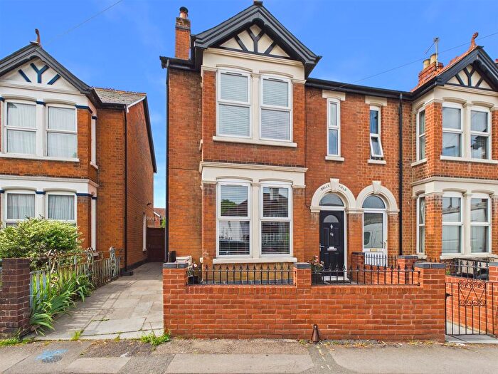 3 Bedroom Semi-Detached House For Sale In Stroud Road, Gloucester, GL1