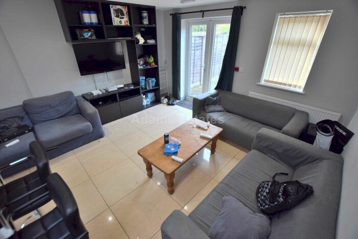 6 Bedroom Terraced House To Rent In Donnington Gardens, Reading, RG1