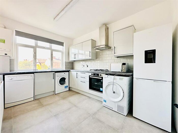 3 Bedroom Apartment To Rent In High Road, Nottingham, NG9