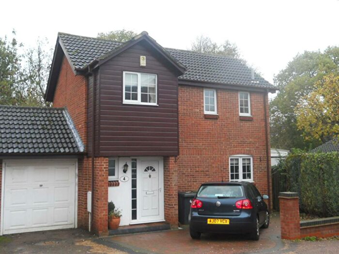 3 Bedroom Link Detached House To Rent In Turnberry Court Wellingborough Northants, NN8